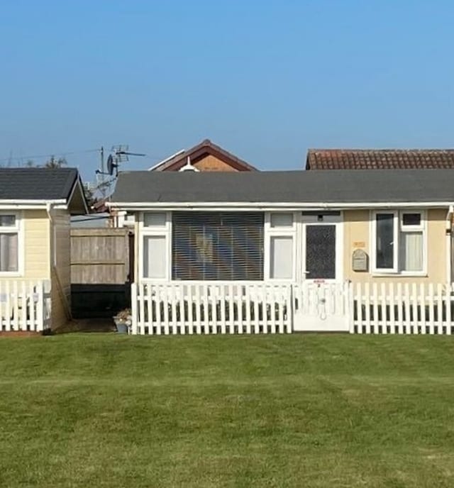 Heros Holiday Homes Hero 001